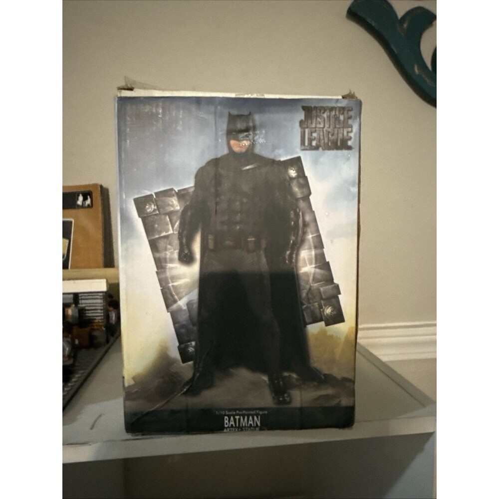 Kotobukiya ARTFX+ Justice League Batman 1:10 Scale Figure DAMAGED Boxed - Picture 6 of 9